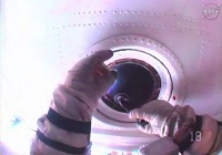 Космонавт помыл снаружи &amp;laquo;окно&amp;raquo; МКС инвентарем собственной разработки