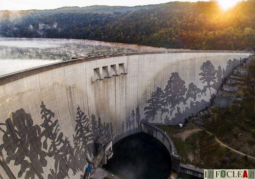 Kärcher и художник Клаус Даувен создали реверсивное граффити на стене плотины