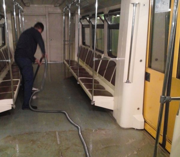 сбор грязного раствора при уборке вагонов метрополитена