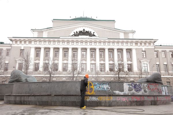 компания «Керхер» провела очистку архитектурно-скульптурного комплекса «Львы» на проспекте Соколова, напротив здания Правительства Ростовской области