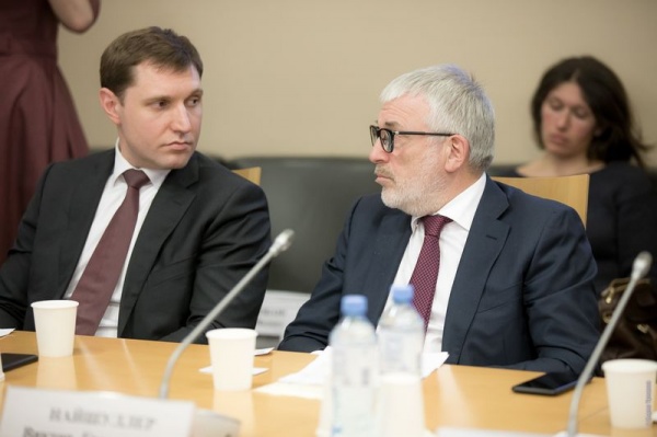 Юрий Богданов и Виктор Найшуллер на Круглом столе «О соблюдении прав работников в сфере услуг»